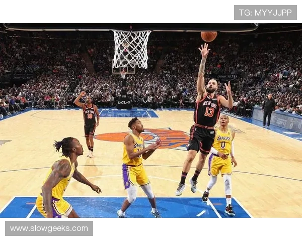 攻防统治比赛节奏戴维斯半场高效14分8板展现核心价值全能表现